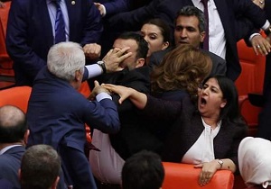 کتک‌‌کاری هواداران و مخالفان مسعود بارزانی در پارلمان کردستان عراق