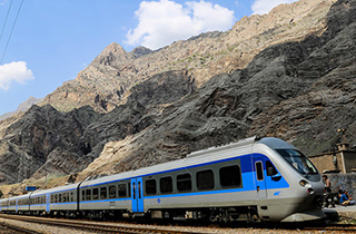 ورود اولین قطار گردشگری تهران - بادرود