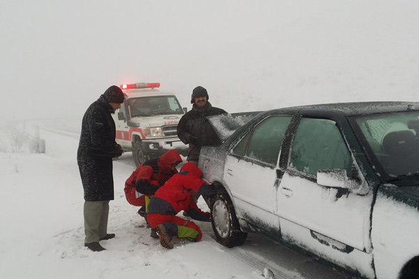 نجات ۱۵۰ مسافر گرفتار برف و کولاک در جاده تکاب- شاهیندژ