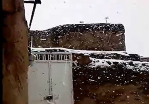 فیلمی از بارش برف پاییزی در روستای درواز