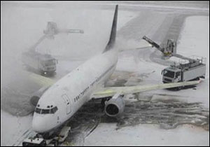 عملیات برف روبی در فرودگاه اردبیل/تمامی پروازها طبق برنامه در حال انجام است