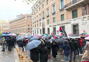 تظاهرات فلسطينيان مقابل سفارت آمريکا در رم