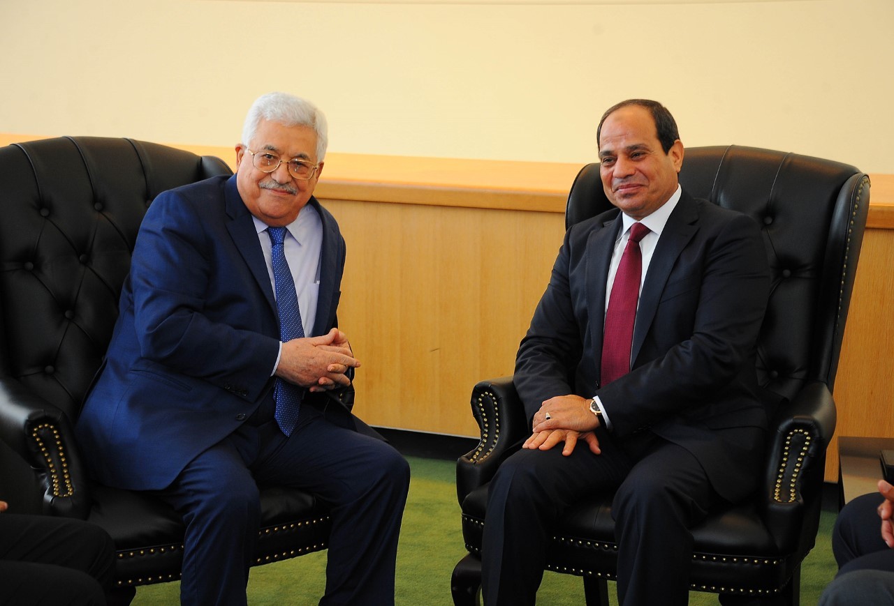 ورود محمود عباس به فرودگاه قاهره برای دیدار با السیسی