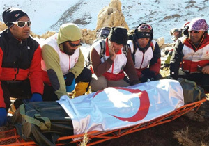 انتقال پیکر علی حسینی کوهنورد جانباخته اشترانکوه به مشهد