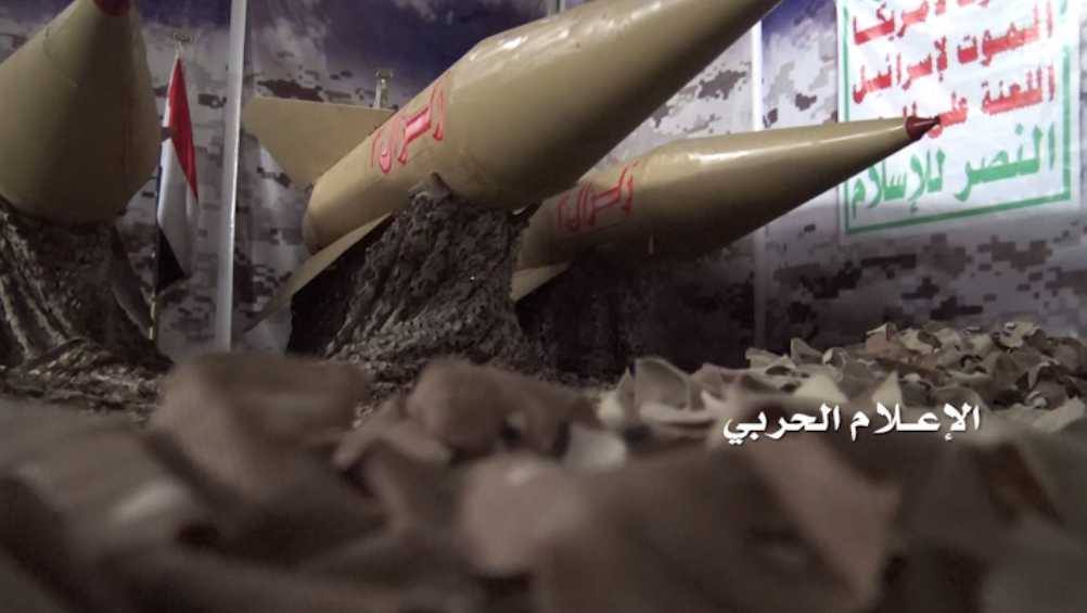 مبارزان یمنی محل تجمع مزدوران منصور هادی را با موشک هدف قرار دادند