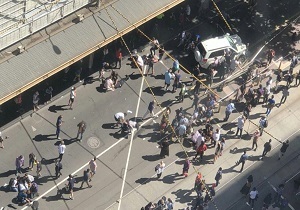 برخورد خودرو به جمعیت حاضر در یک پیاده‌رو در ملبورن استرالیا/ ۱۹ زخمی تاکنون+ تصاویر