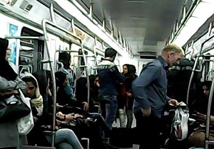 مشکلات بانوان تهرانی در واگن ویژه مترو + فیلم