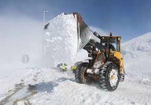 عملیات برف روبی و نمک پاشی جاده‌های مواصلاتی آذربایجان غربی