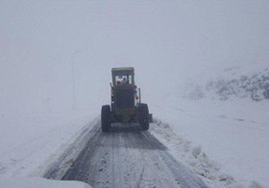 آزادسازی ۷۰ وسیله نقلیه گرفتار در برف توسط راهداری الیگودرز