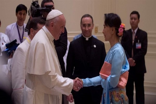 رهبر میانمار به پاپ فرانسیس قول اجرای عدالت همگانی را داد