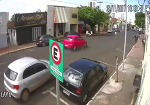 تصادف مرگبار یک خودروی پرسرعت با عابر پیاده + فیلم