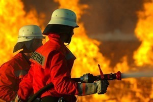 مهار آتش سوزی در کارگاه تولید ام دی اف در تبریز