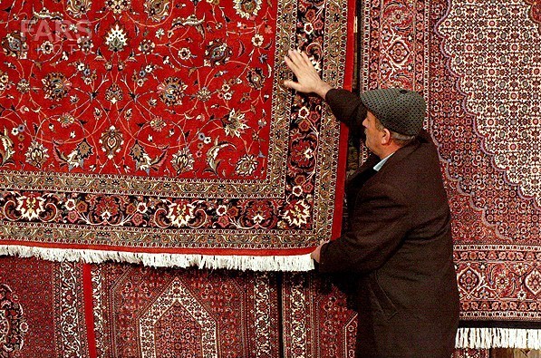 فرش ایرانی همچون نگینی در هویت کشور خود نمایی می کند /افزایش صادرات فرش از استان زنجان