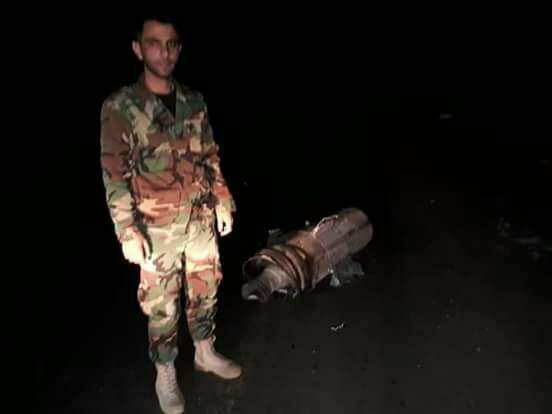 سلفی نظامی سوری با باقیمانده موشک منهدم شده توماهاوک آمریکا