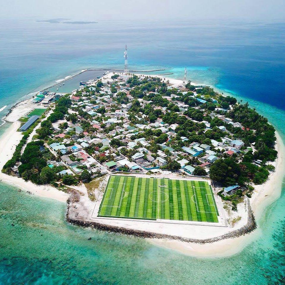 زیباترین زمین چمن فوتبال در مالدیو+عکس