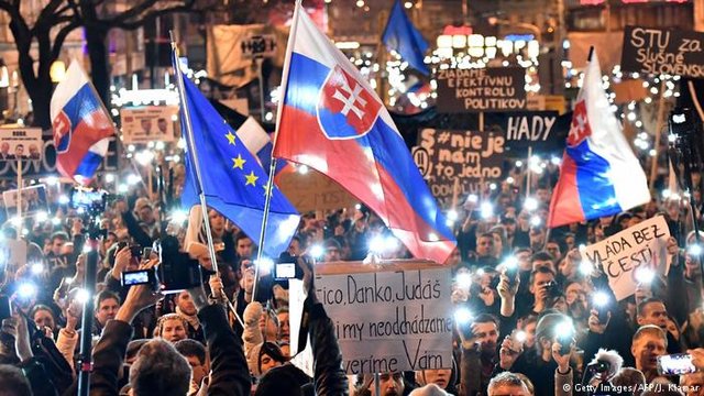 ­بیش از ۳۰ هزار تن از مردم اسلواکی علیه دولت دست به راهپیمایی زدند