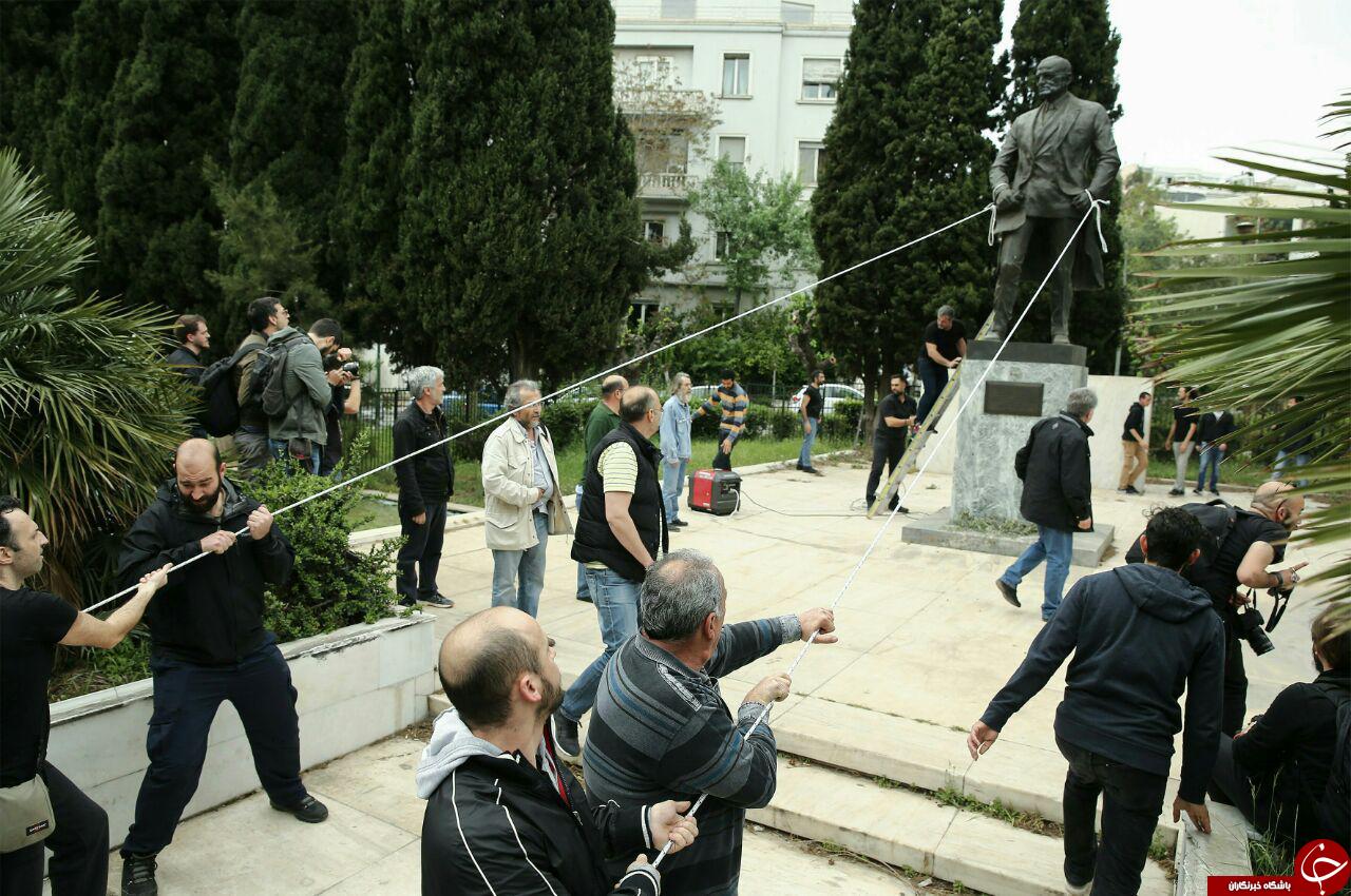 حمله به مجسمه رئیس‌جمهور سابق آمریکا در یونان در اعتراض به تجاوز نظامی به سوریه+ تصاویر