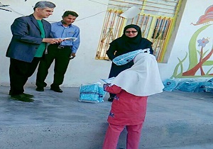 اهدا بسته‌های بهداشتی بین دانش آموزان روستای بلبل آباد بشاگرد