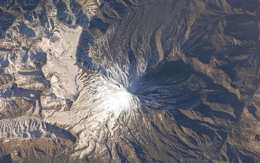 ۱۲ واقعیت جالب و خواندنی در مورد کوه دماوند؛ مظهر پایداری در ایران
