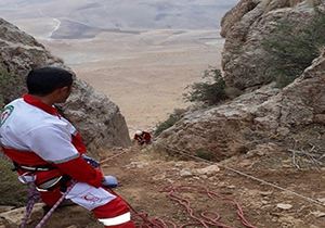 گرفتار شدن هفت زن کوهنورد در ارتفاعات زرقان/ نجات کوهنوردان با تلاش ۱۸ ساعته
