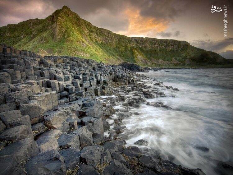 ساحل سنگی زیبا در ایرلند