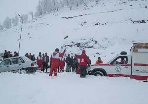 امدادرسانی هلال‌احمر به مسافران گرفتار در کولاک خراسان شمالی