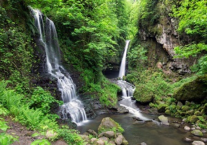 آبشار زمرد، از زیباترین جاذبه‌های گردشگری در گیلان + فیلم