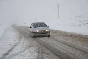 بارش برف برخی محور‌های مواصلاتی استان زنجان را مسدود کرد