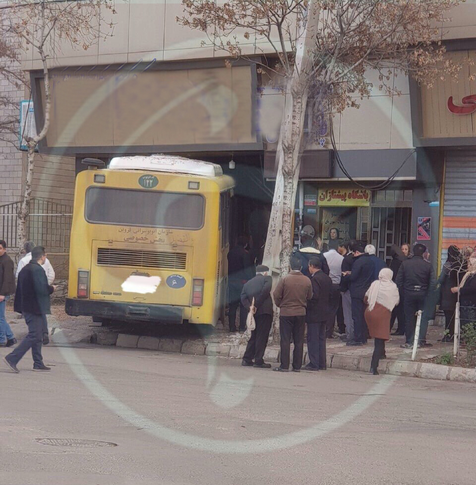 ورود اتوبوس به شیرینی فروشی در قزوین