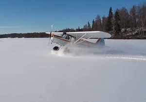 لحظه برخورد هواپیما به کوه برف + فیلم