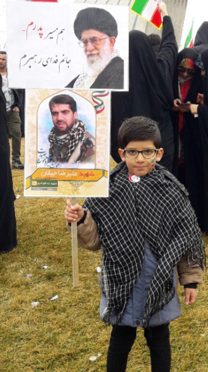 حضور فرزندان شهدای مدافع حرم در راهپیمایی ۲۲ بهمن +تصاویر