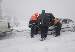 امدادرسانی به ۳۲۱ خودروی گرفتار  در برف