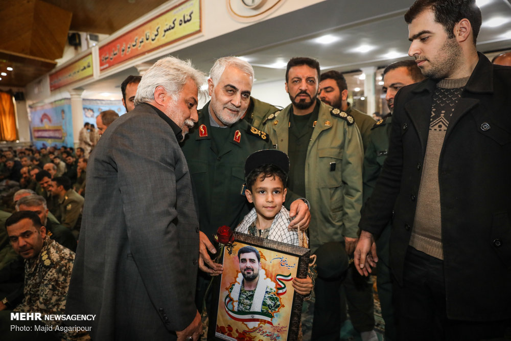 فرزند شهید امنیت در آغوش سردار سلیمانی/ آرزوی ویژه شهید مدافع وطن