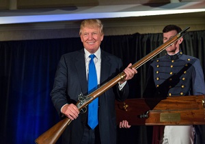 افشاگری افسر سابق پلیس نیویورک درباره مجوز غیرقانونی مالکیت اسلحه ترامپ و پسرش