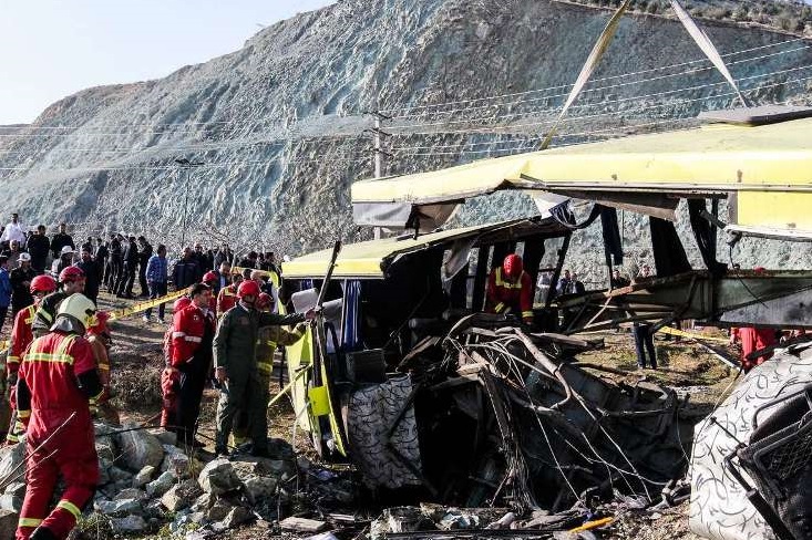 واژگونی اتوبوس در اتوبان قم-تهران ۸ کشته و ۳۶ مصدوم برجای گذاشت