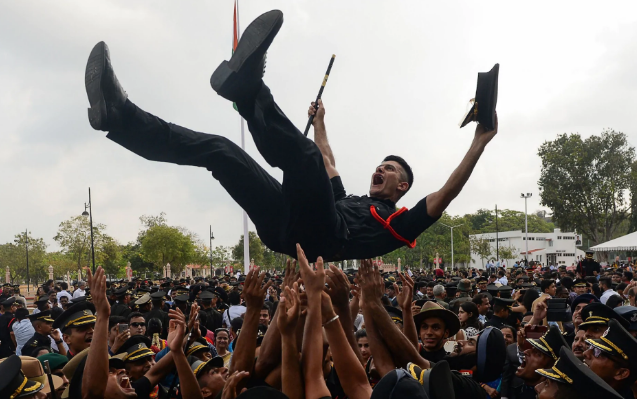 تصاویر روز: از جشن فارغ التحصیلی دانشجویان دانشکده افسری هند تا سخنرانی خوان گوایدو در ونزوئلا