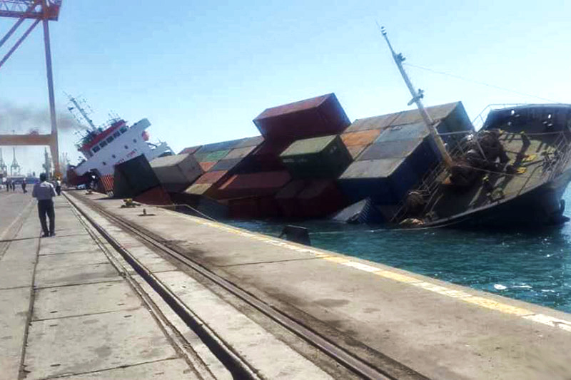 نخستین ویدئو از غرق شدن کشتی باری در ساحل بندرعباس