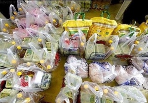 توزیع بسته های موادغذایی در بین نیازمندان
