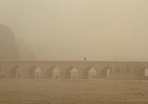 ورود کانون های گرد و خاک و کاهش دید در اصفهان