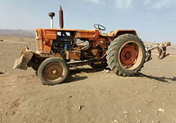 حادثه عجیب به دلیل گیر کردن پدال گاز تراکتور + فیلم