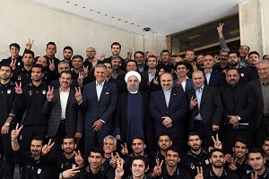 اهدای پیراهن شماره ۱۲ تیم ملی فوتبال ایران به روحانی