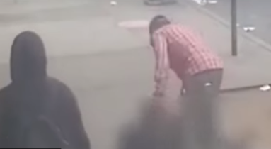 ویدئویی دردناک از کتک خوردن مرد مسن توسط یک زورگیر!