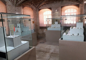 نمایشگاه شیشه های تاریخی در موزه اقوام گرمسار افتتاح شد