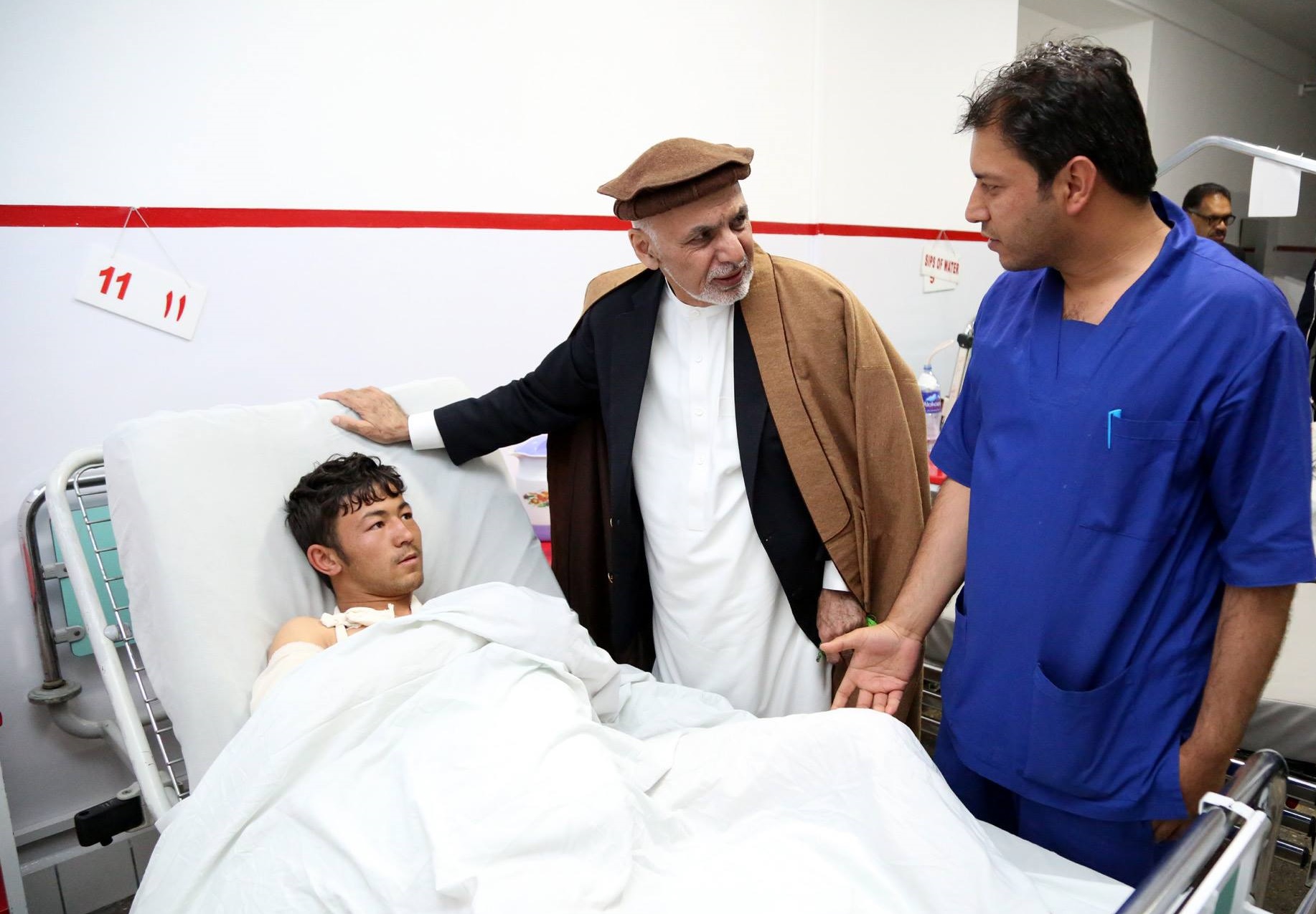 گزارش تصویری: عیادت «اشرف غنی» از مجروحین حمله تروریستی کابل