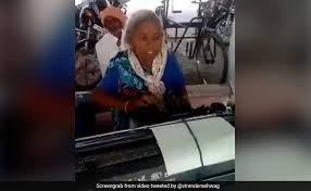 زن سالخورده ای که ده انگشتی تایپ می کند + فیلم//
