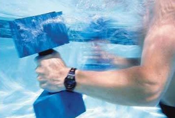 ۱۵ فایده‌ای که از ورزش شنا نمی‌دانستید