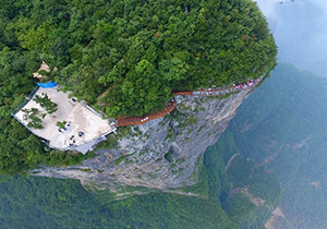 ساخت پل‌های عابر در شیب‌های خطرناک کوه توسط کارگران شجاع + فیلم