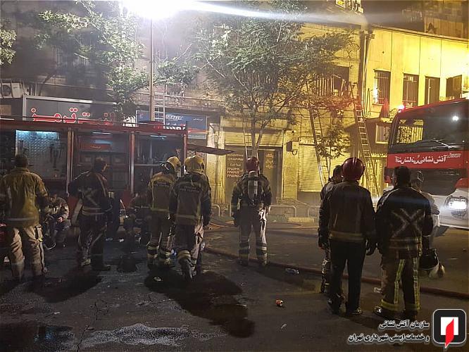 جزئیات آتش سوزی شب گذشته در خیابان امیرکبیر تهران/ نجات ۲۵ نفر از میان دود و آتش