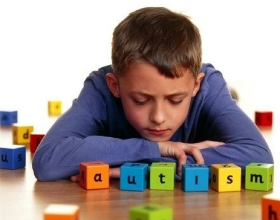 گزارش////تشخیص اوتیسم در بدو تولد امکان پذیر نیست/2 تا 5 سالگی سن طلایی درمان کودکان مبتلا