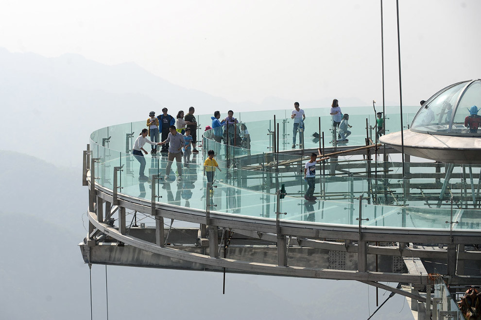 ترسناکترین پل معلق شیشه ای جهان در چین
